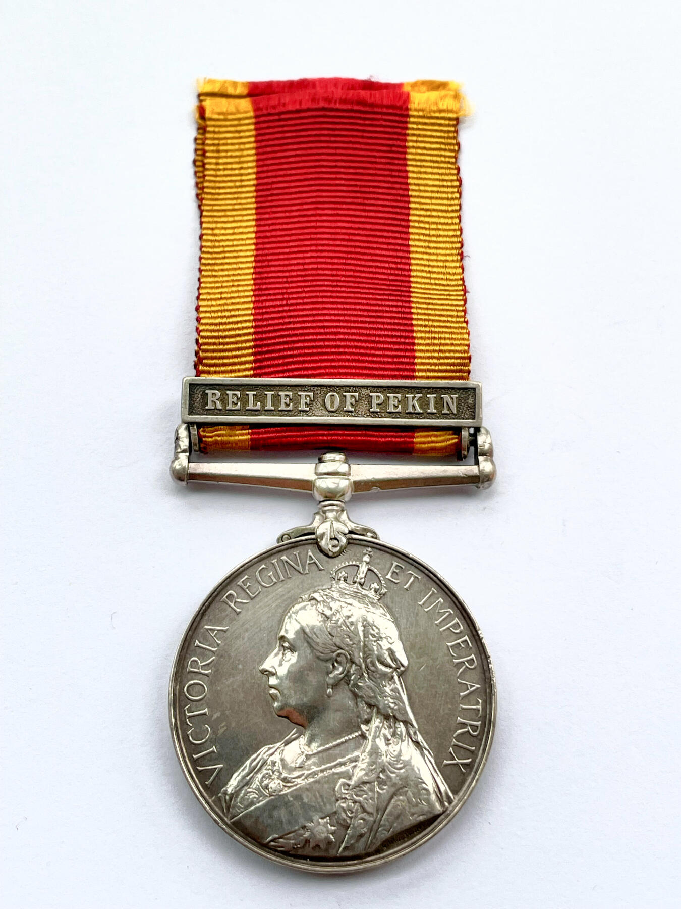 盛世勋华——号角文化勋章邮票专场拍卖第285期 英国1900八国联军侵华奖章 银制带边铭 极少见带北京救援条 授予英国皇家海军恩底弥翁巡洋舰的二等兵伦内尔，该舰7350吨，622人，1900年不仅参与了进攻天津大沽口炮台，更是派兵参与了攻占北京的行动（共291人获得了北京条），该奖章授予1900年6月～8月14日跟随八国联军进攻北京的英军（该条只发到8.14日联军攻入北京，8.15号之后所有人都没条）实发仅有一千多枚，数量极为少见