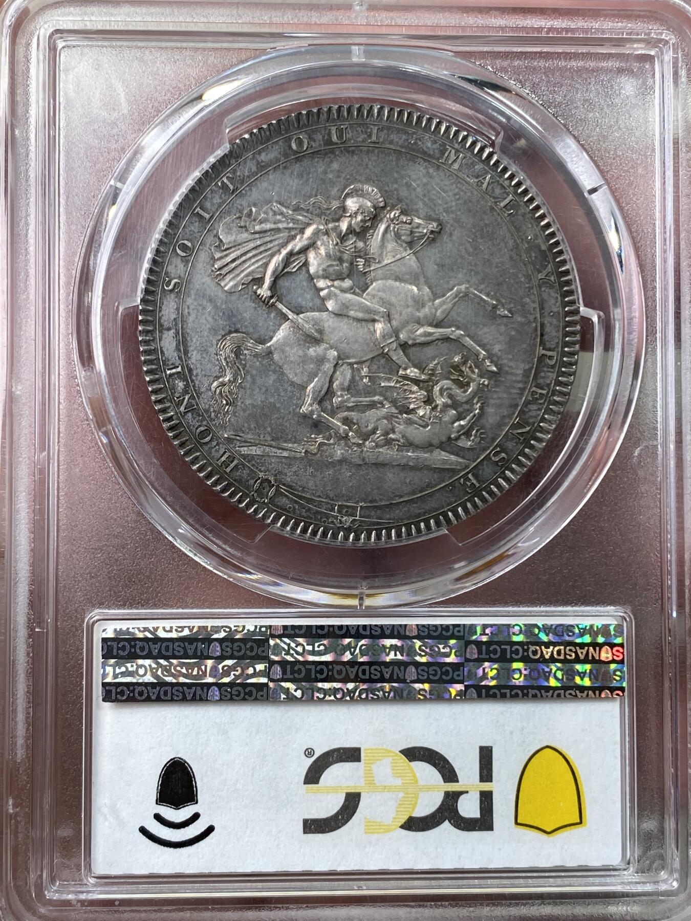万国钱币拍卖第053期【万国秋季大拍上●周五周六两场连拍】 PCGS MS63 1818年英国乔治三世马剑克朗 英国马剑系列首年开山之作 打制锋利初铸感极强 类镜面质感的底板在英系渐变五彩的加持下绝对称得上是视觉享受 Salton名家旧藏 国际市场涨幅非常明显的品种