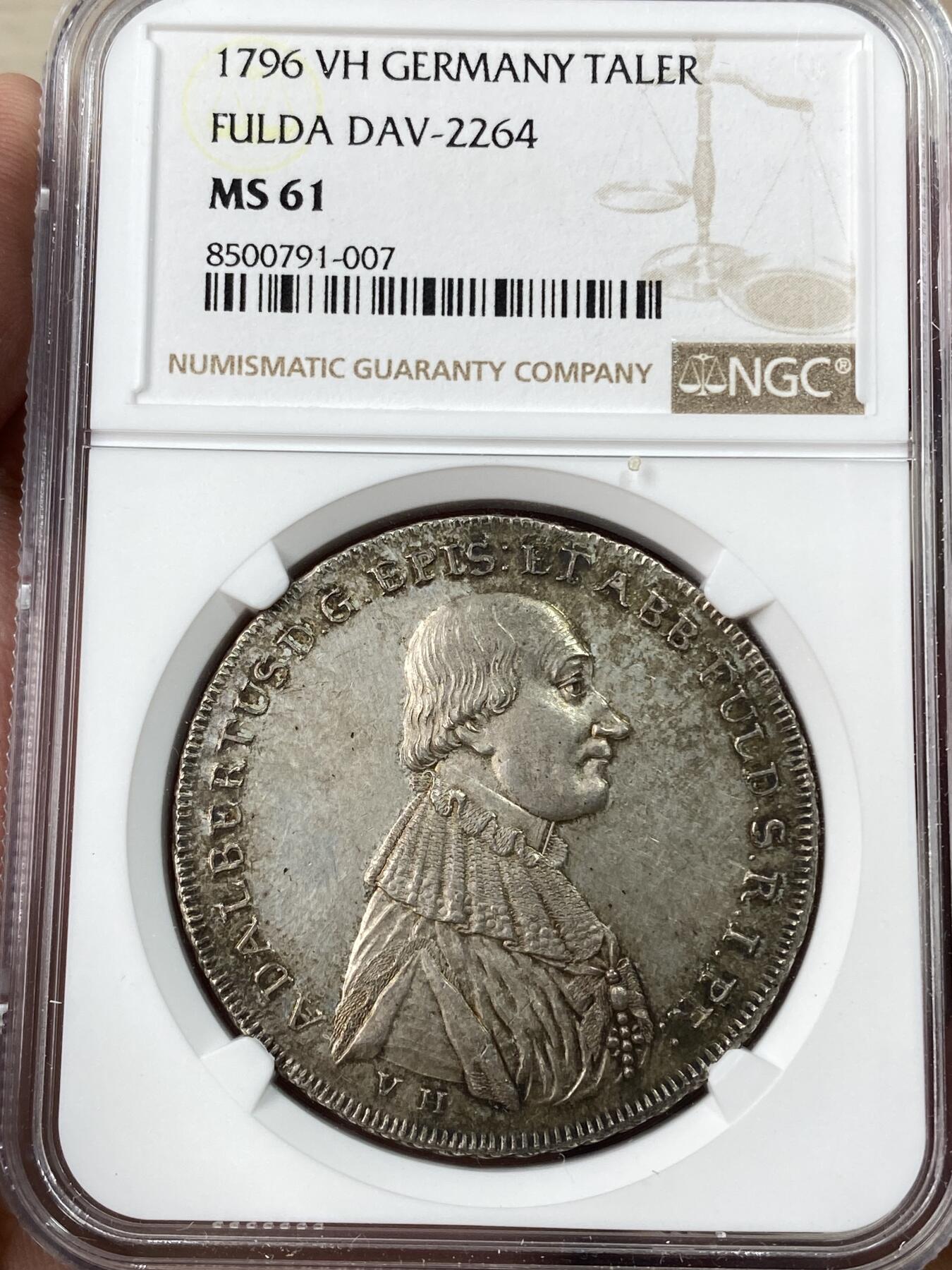 万国钱币拍卖第053期【万国秋季大拍下●周五周六两场连拍】 NGC MS61 1796年德国富尔达主教区阿德尔伯特三世盾徽大泰勒 典雅欧陆五彩环绕 大主教袍与天使翅膀纹章极致美丽 远超分数的视觉观感