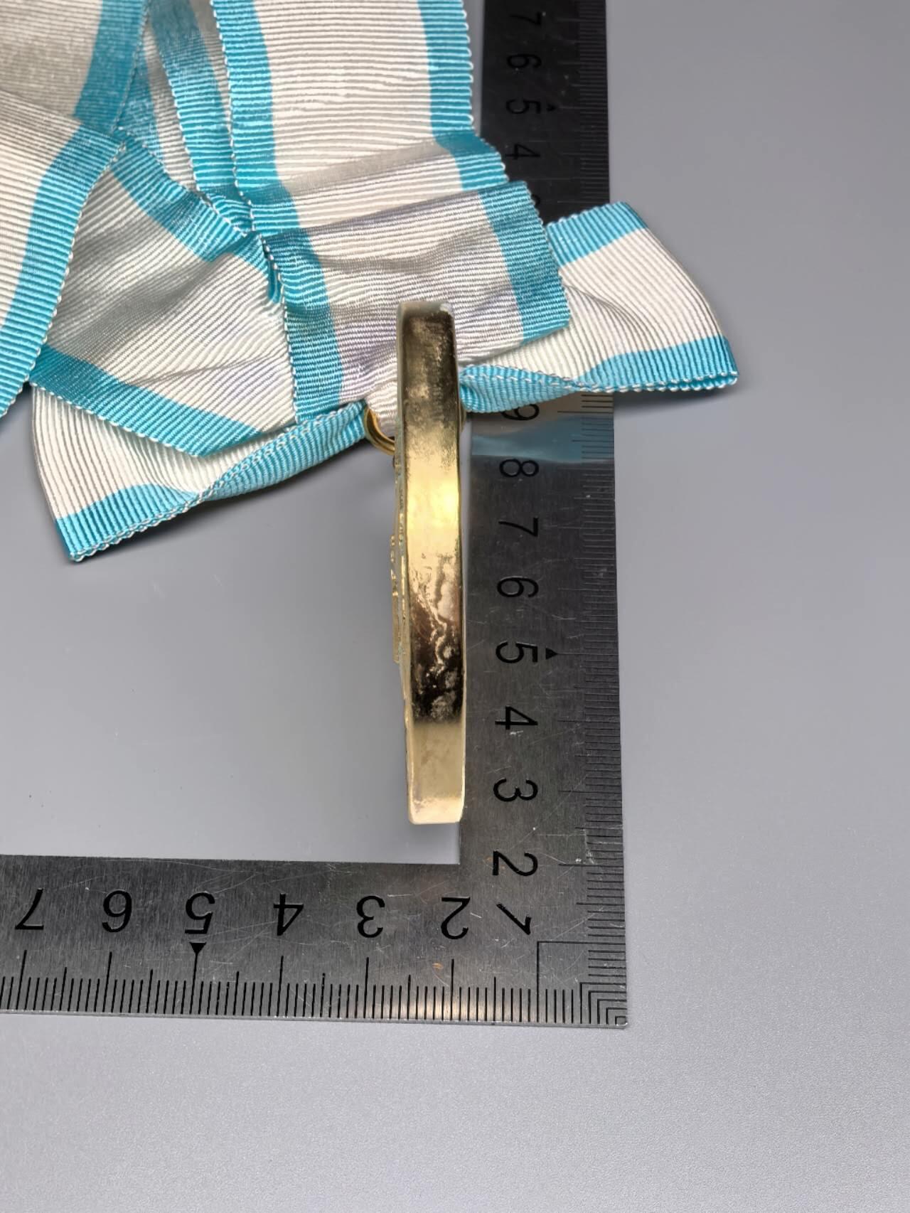 小驴勋章奖章收藏10月18日周六晚6点拍卖（珍爱和平，收藏战争，铭记历史，勿忘国耻，忠党爱国。有偿代拍，送拍规则在简介最后，参拍须阅读规则后再参拍，关系到运费包装发货时效真假辨别等关键信息，店主微信码在最后一拍品） 学校成绩优秀奖牌，又大又重