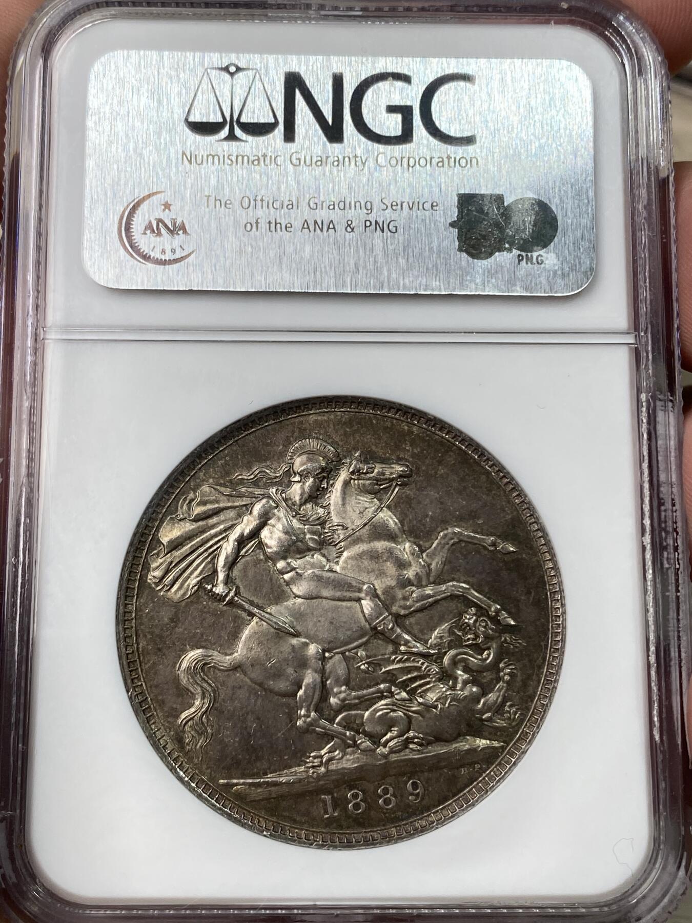 万国钱币拍卖第053期【万国秋季大拍下●周五周六两场连拍】 NGC MS63 1889年英国维多利亚女皇高冠马剑克朗 厚重七彩也压不住的原光闪烁 NGC老白盒质感极佳