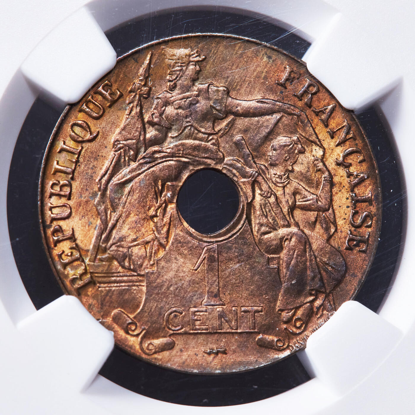 【俄甄集藏】2025年(044)11-12星期三晚 19:30 全场包邮 法属印度支那1923年中孔百分之一（1分）铜币，NGC MS62RB，原铜光难得