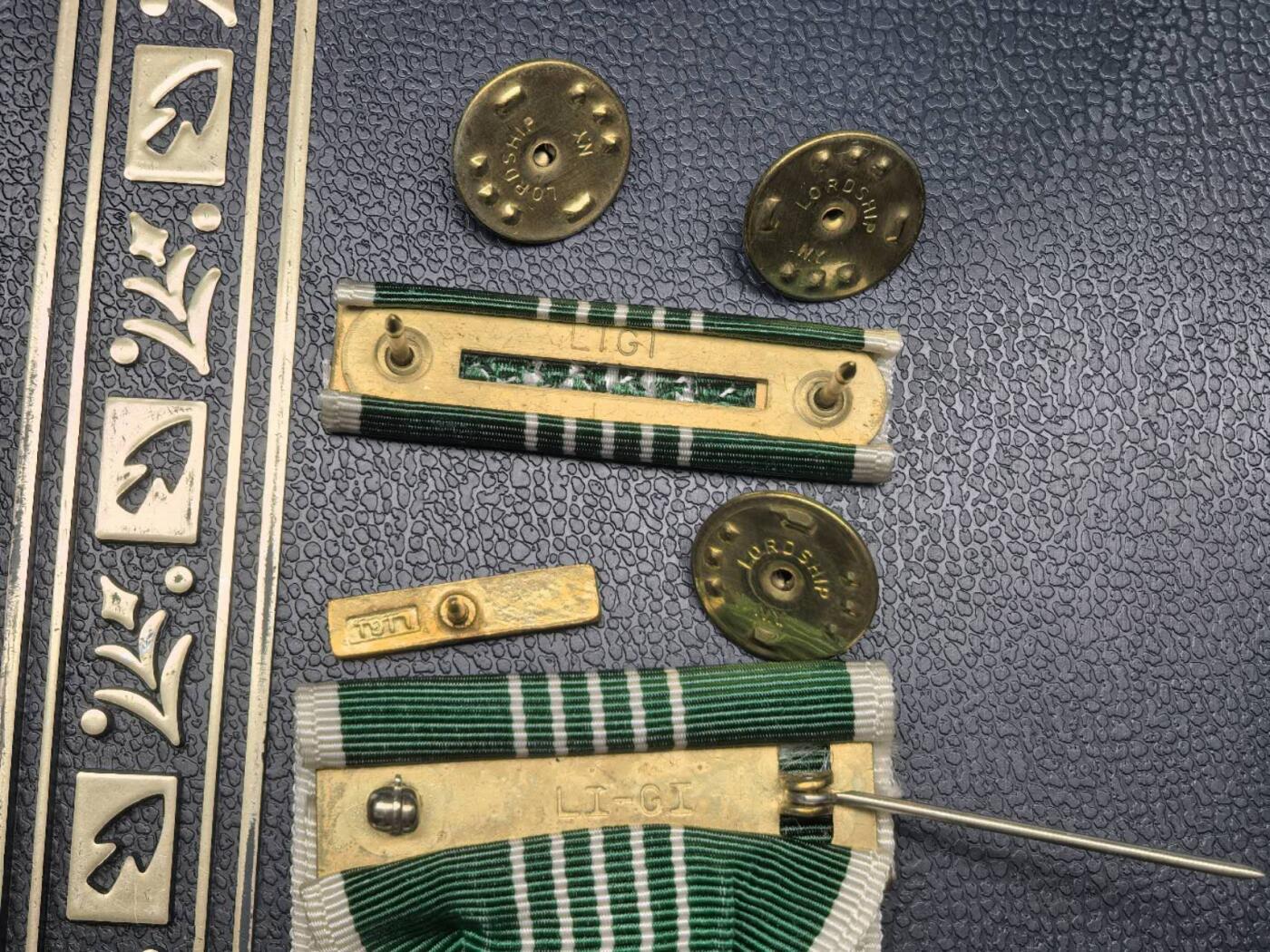 小驴勋章奖章收藏10月18日周六晚6点拍卖（珍爱和平，收藏战争，铭记历史，勿忘国耻，忠党爱国。有偿代拍，送拍规则在简介最后，参拍须阅读规则后再参拍，关系到运费包装发货时效真假辨别等关键信息，店主微信码在最后一拍品） 美国陆军嘉奖奖章，带盒带略带珐琅略，背打GI标