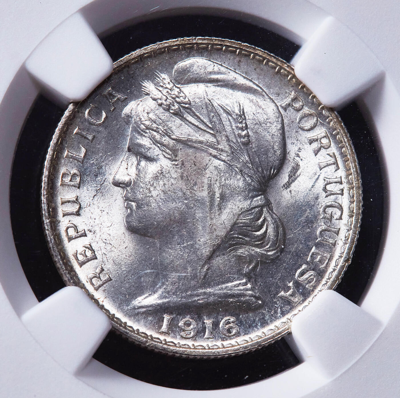 【俄甄集藏】2025年(044)11-12星期三晚 19:30 全场包邮 葡萄牙共和国1916年女神版20分银币，NGC MS62，共和后首版总筋品种，转光品相