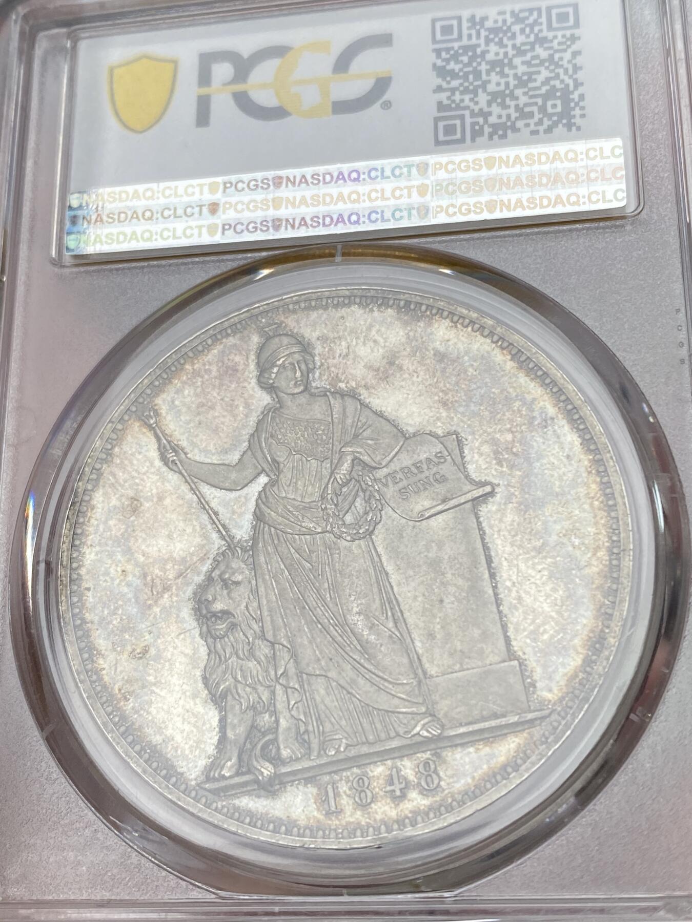万国钱币拍卖第053期【万国秋季大拍下●周五周六两场连拍】 PCGS MS64 1848年德国巴伐利亚马克西米利安二世宪法纪念历史2泰勒 巴伐利亚历史系列名品之一 能到64级别的非常罕见 原味德国老藏式包浆勾勒出喷砂感极强的浮雕 女神与狮子的搭配力量感十足 在镜面底板的加持下给人以强烈的视觉享受 永不换藏的顶级品质 PC唯一冠军分