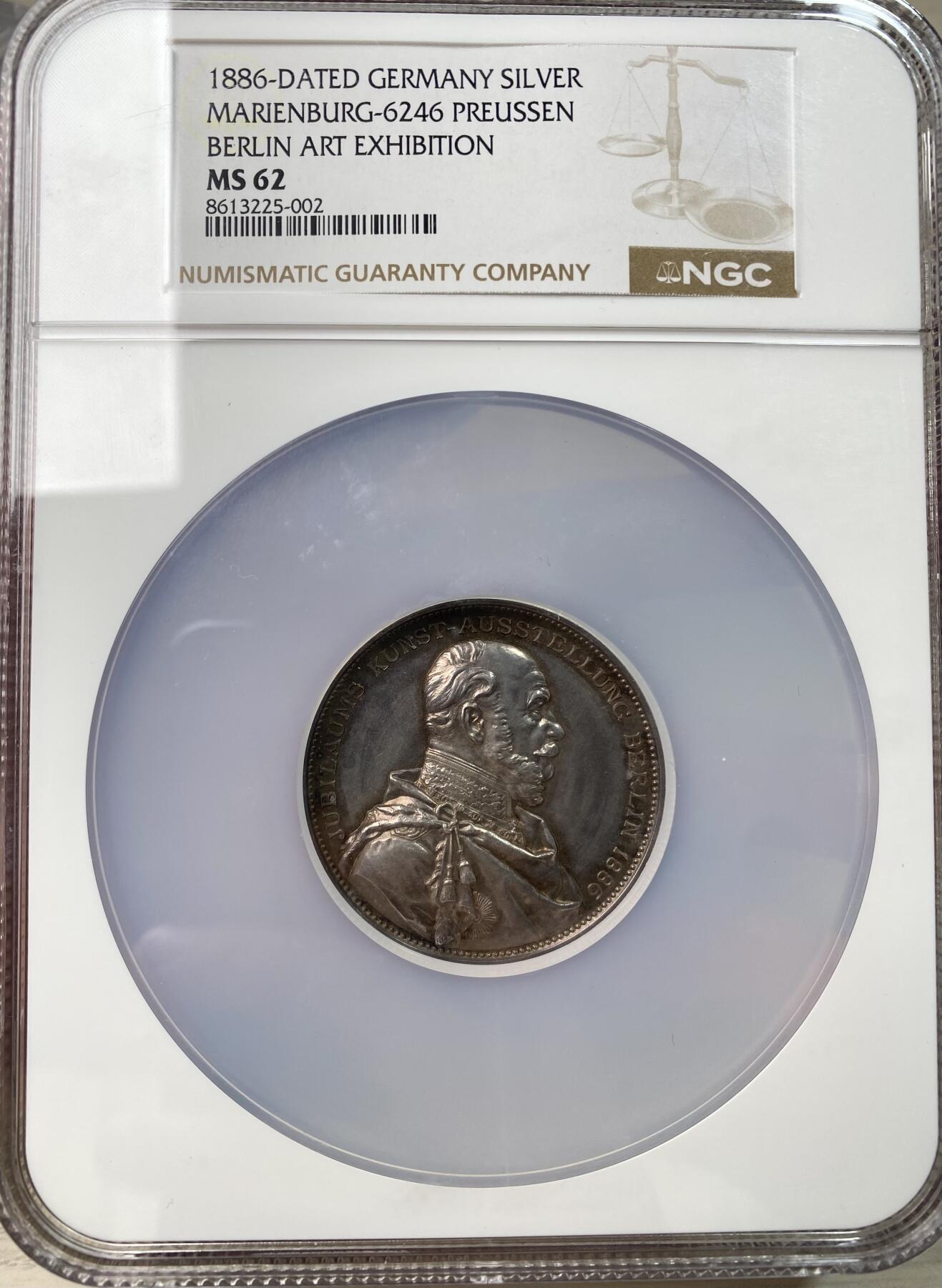 万国钱币拍卖第053期【万国秋季大拍上●周五周六两场连拍】 NGC MS62 1886年德国威廉一世纪念柏林艺术展百年创展暨腓特烈大帝逝世百年纪念大银章 非常厚重的高浮雕欧洲古典大银章 普鲁士银章系列的名誉品种之一 G.LOOS名家倾力设计 48mm 110g 大规格