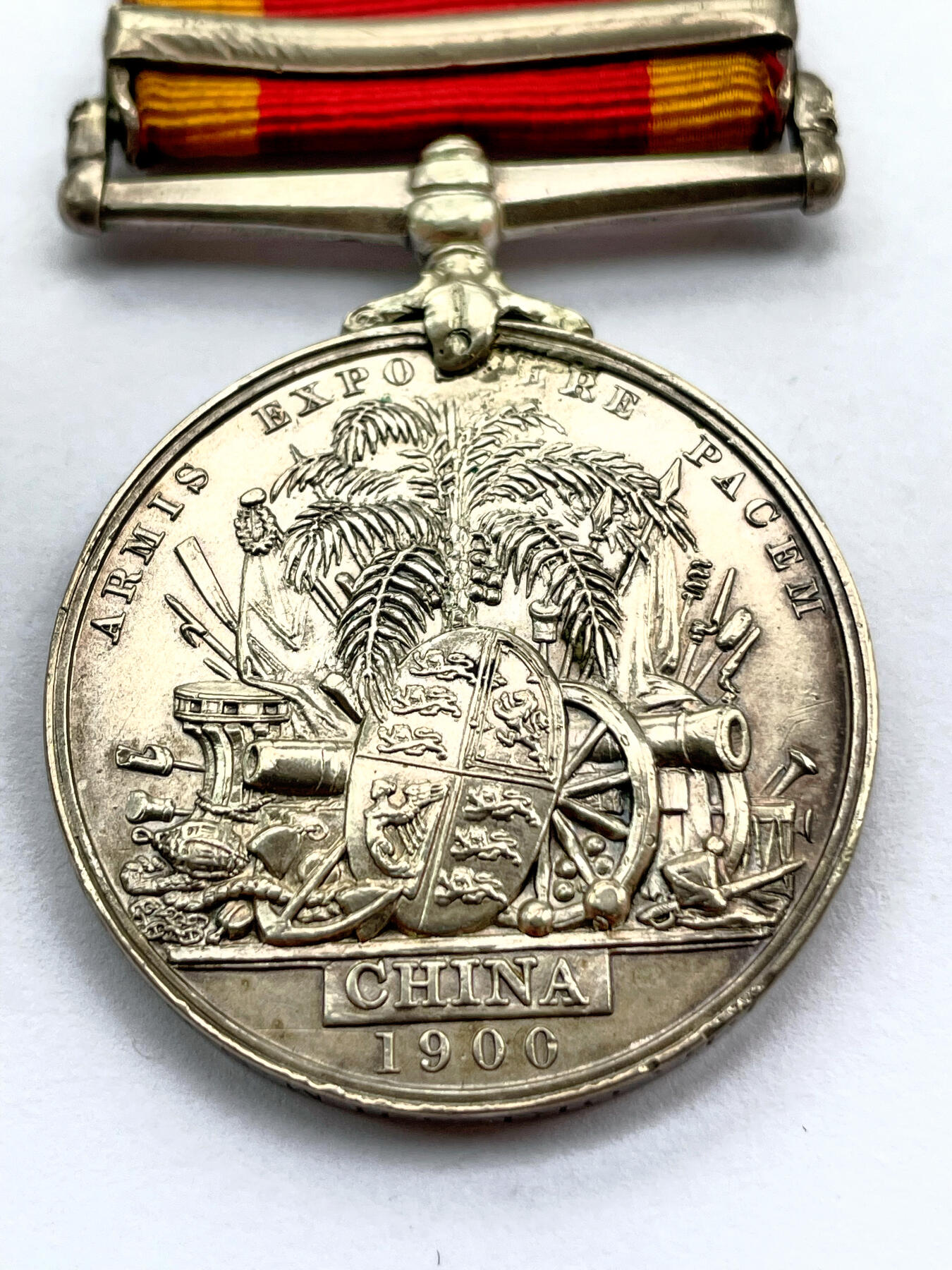 盛世勋华——号角文化勋章邮票专场拍卖第285期 英国1900八国联军侵华奖章 银制带边铭 极少见带北京救援条 授予英国皇家海军恩底弥翁巡洋舰的二等兵伦内尔，该舰7350吨，622人，1900年不仅参与了进攻天津大沽口炮台，更是派兵参与了攻占北京的行动（共291人获得了北京条），该奖章授予1900年6月～8月14日跟随八国联军进攻北京的英军（该条只发到8.14日联军攻入北京，8.15号之后所有人都没条）实发仅有一千多枚，数量极为少见