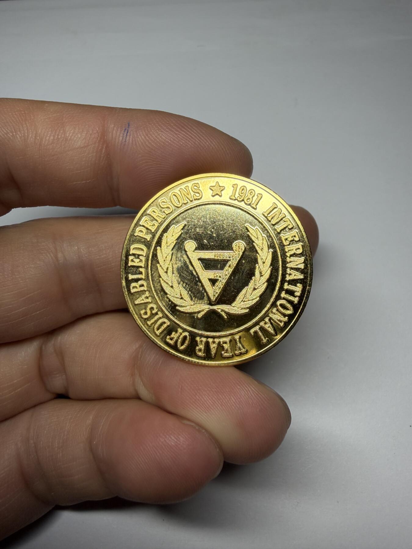 2025年集古藏今外币拍卖第九期-第9场—（总第279拍），可以寄存60天，满160元包邮。 1981年国际障害者年纪念章，直径31毫米