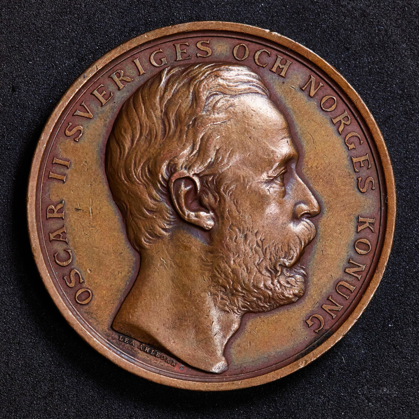 【俄甄集藏】2025年(044)11-12星期三晚 19:30 全场包邮 瑞典1883年奥斯卡二世头像纪念工业与手工业博览会大铜章，阿尔伯恩作品，直径：43mm，重量：37.97克