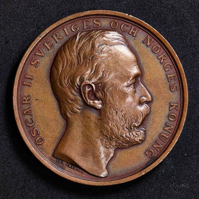 【俄甄集藏】2025年(044)11-12星期三晚 19:30 全场包邮 - 瑞典1883年奥斯卡二世头像纪念工业与手工业博览会大铜章，阿尔伯恩作品，直径：43mm，重量：37.97克