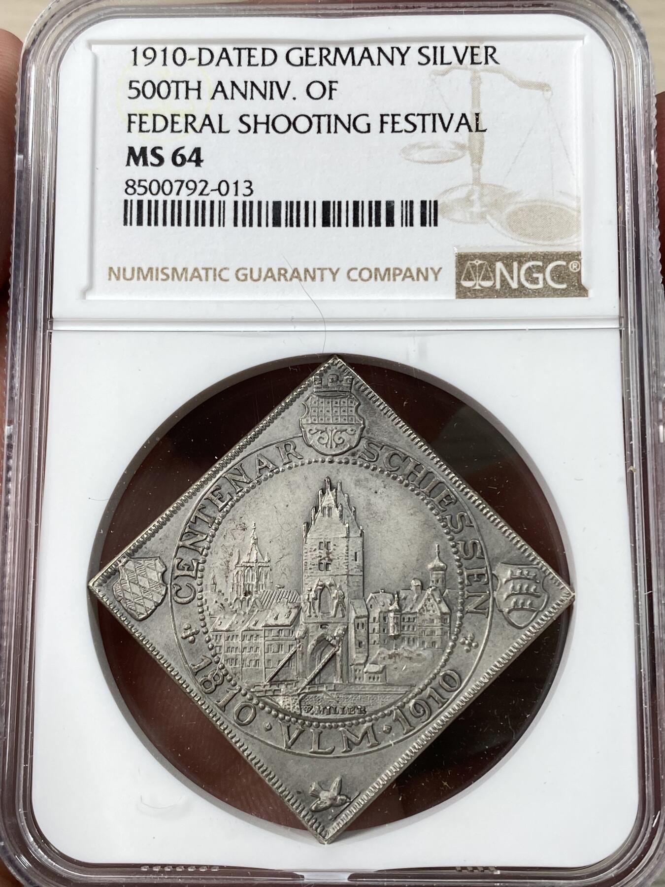万国钱币拍卖第053期【万国秋季大拍下●周五周六两场连拍】 NGC MS64 1910年德国符腾堡乌尔姆射击节500周年纪念菱形银章 31.3X31.3MM 19.1G 罕见德系名品菱形KLIPPE 乌尔姆城市景观在多瑙河之上 跨越500年的冷热兵器在双头鹰双爪展示 德射名品之一 NGC唯一评级冠军分