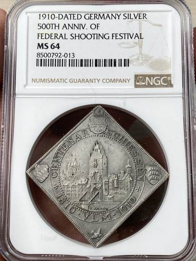万国钱币拍卖第053期【万国秋季大拍下●周五周六两场连拍】 - NGC MS64 1910年德国符腾堡乌尔姆射击节500周年纪念菱形银章 31.3X31.3MM 19.1G 罕见德系名品菱形KLIPPE 乌尔姆城市景观在多瑙河之上 跨越500年的冷热兵器在双头鹰双爪展示 德射名品之一 NGC唯一评级冠军分