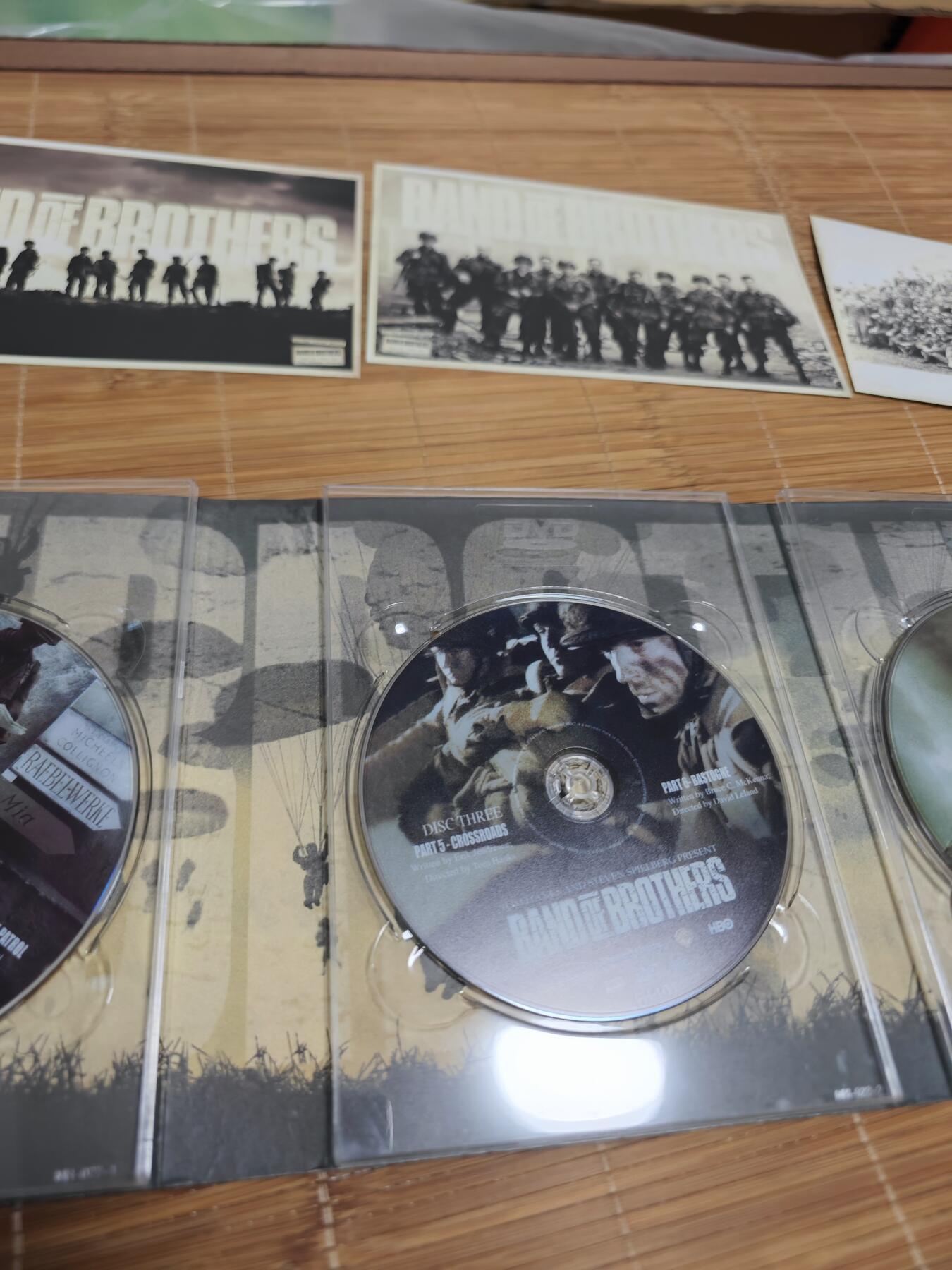 红色经典收藏拍卖专场 DVD 兄弟连 6碟，铁盒包装 铁盒磨损