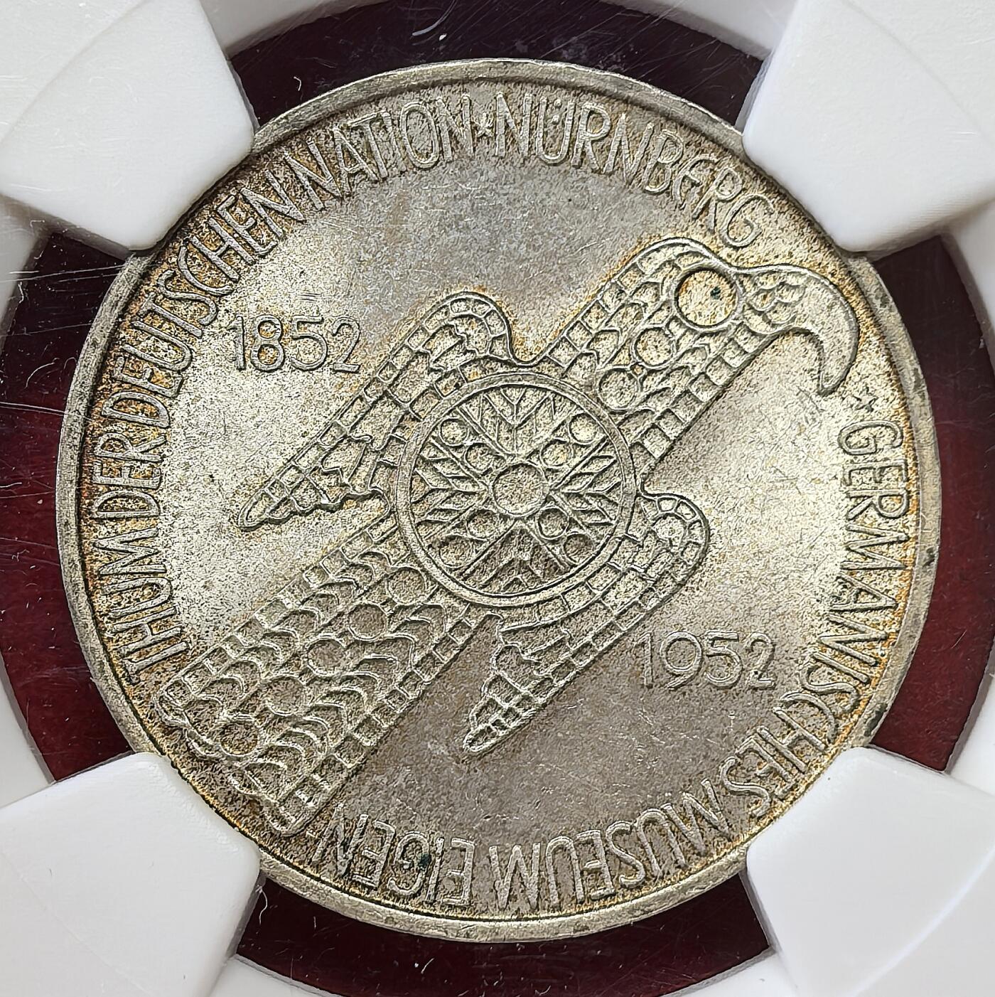 御风而行｜帝国遗韵 凡希社世界钱币微拍第三百十二期 荐！1952D联邦德国纽伦堡博物馆5马克纪念银币NGC-MS65，5马克纪念银币开山之作，总筋，古代西哥特人的鹰型胸针，枪灰色包浆，高分珍稀！（附视频）