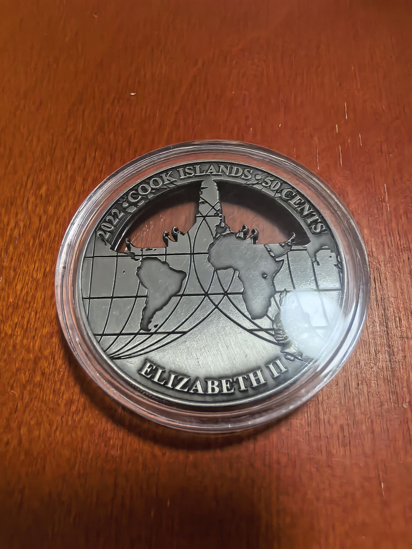 长老汇蛇年精选第六十二场拍卖 2022库克世界地标建筑之曼谷大皇宫镂空1/2新西兰元纪念币，铜镍合金，50MM，重量28.5-42克，9999枚