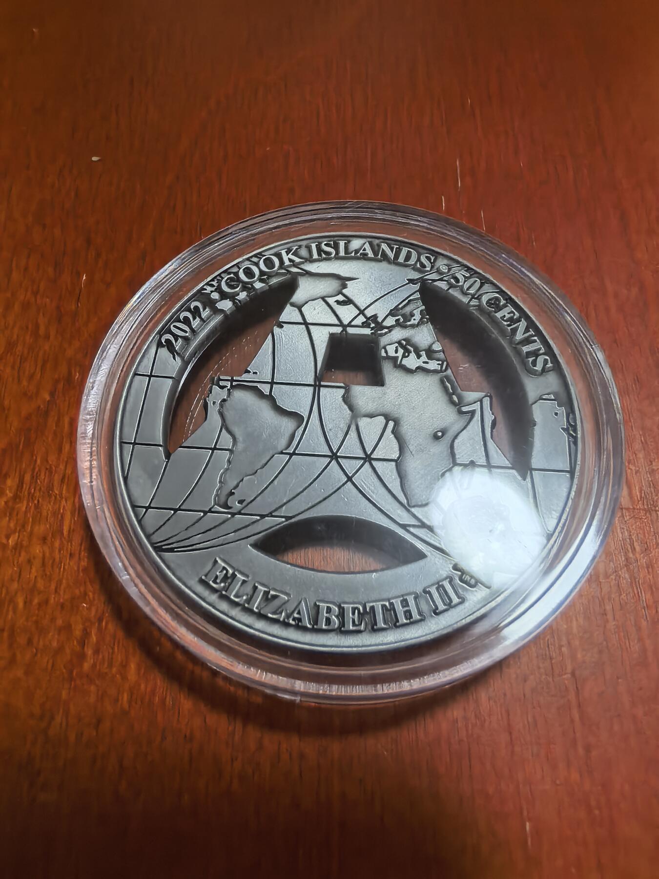 长老汇蛇年精选第六十二场拍卖 2022库克世界地标建筑之埃菲尔铁塔镂空1/2新西兰元纪念币，铜镍合金，50MM，重量28.5-42克，9999枚