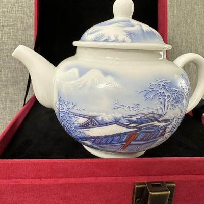 听雨轩  景德镇工艺美术大师作品专场 - 国级大师王锡良《江山雪霁图》茶壶证书礼盒