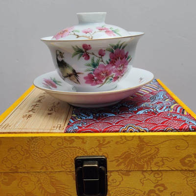 听雨轩  景德镇工艺美术大师作品专场 - 张松茂 徐亚凤手工《水点桃花》盖碗套盒/收藏证书礼盒