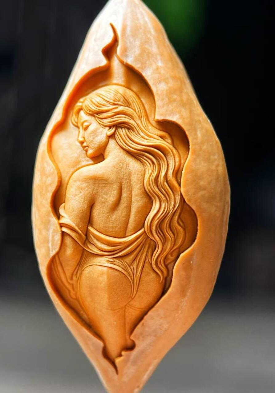 听雨轩（21） 靓女美背核雕 2.0*3.8