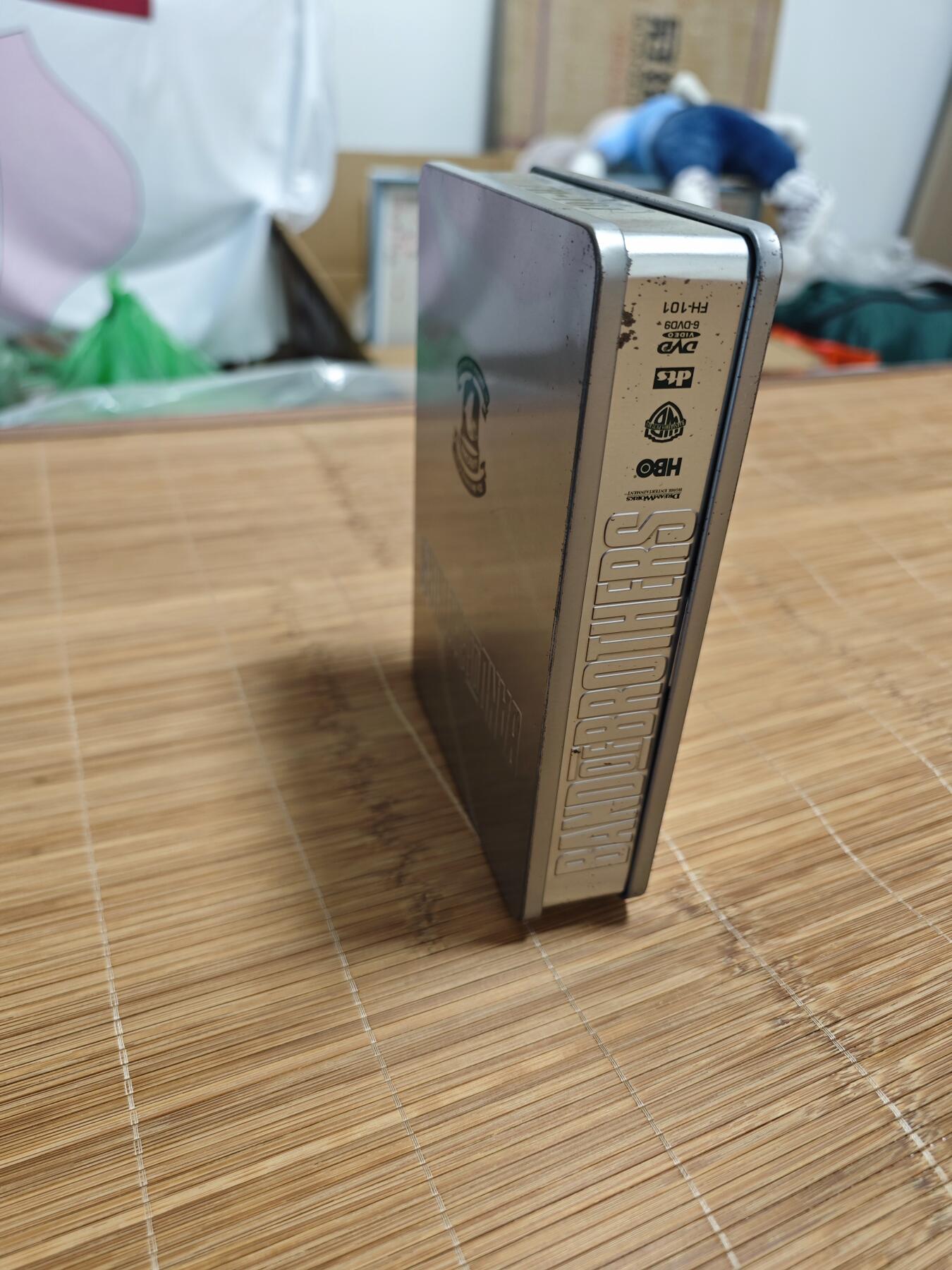 红色经典收藏拍卖专场 DVD 兄弟连 6碟，铁盒包装 铁盒磨损