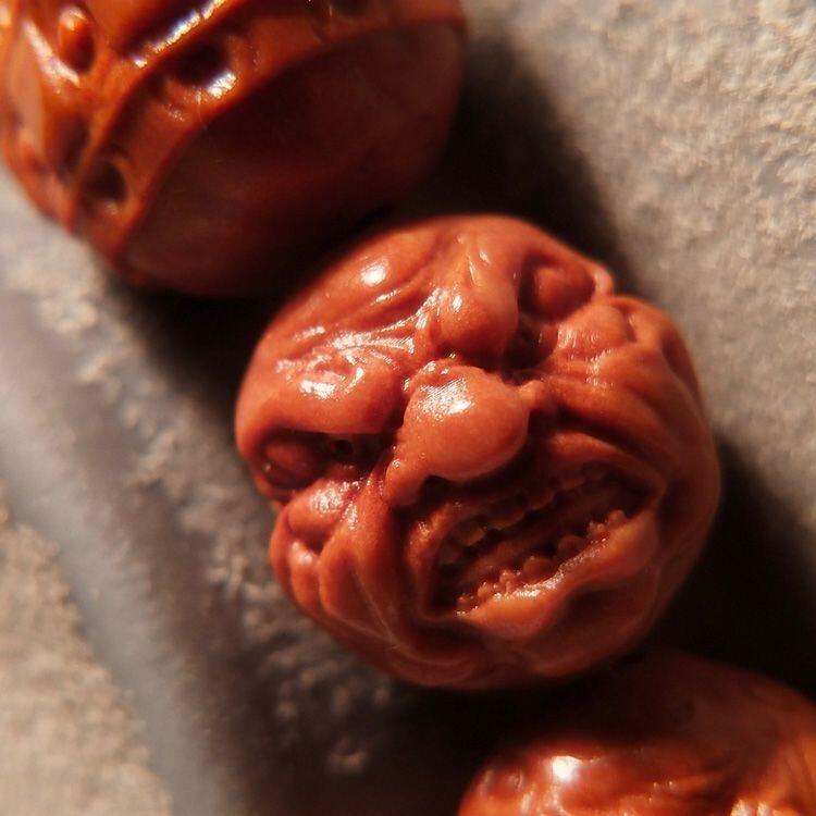 听雨轩（三）古玩杂相专场 龙纹桃核雕刻 恶僧佛爷 尺寸1.2 矮桩正圆小核桃手串