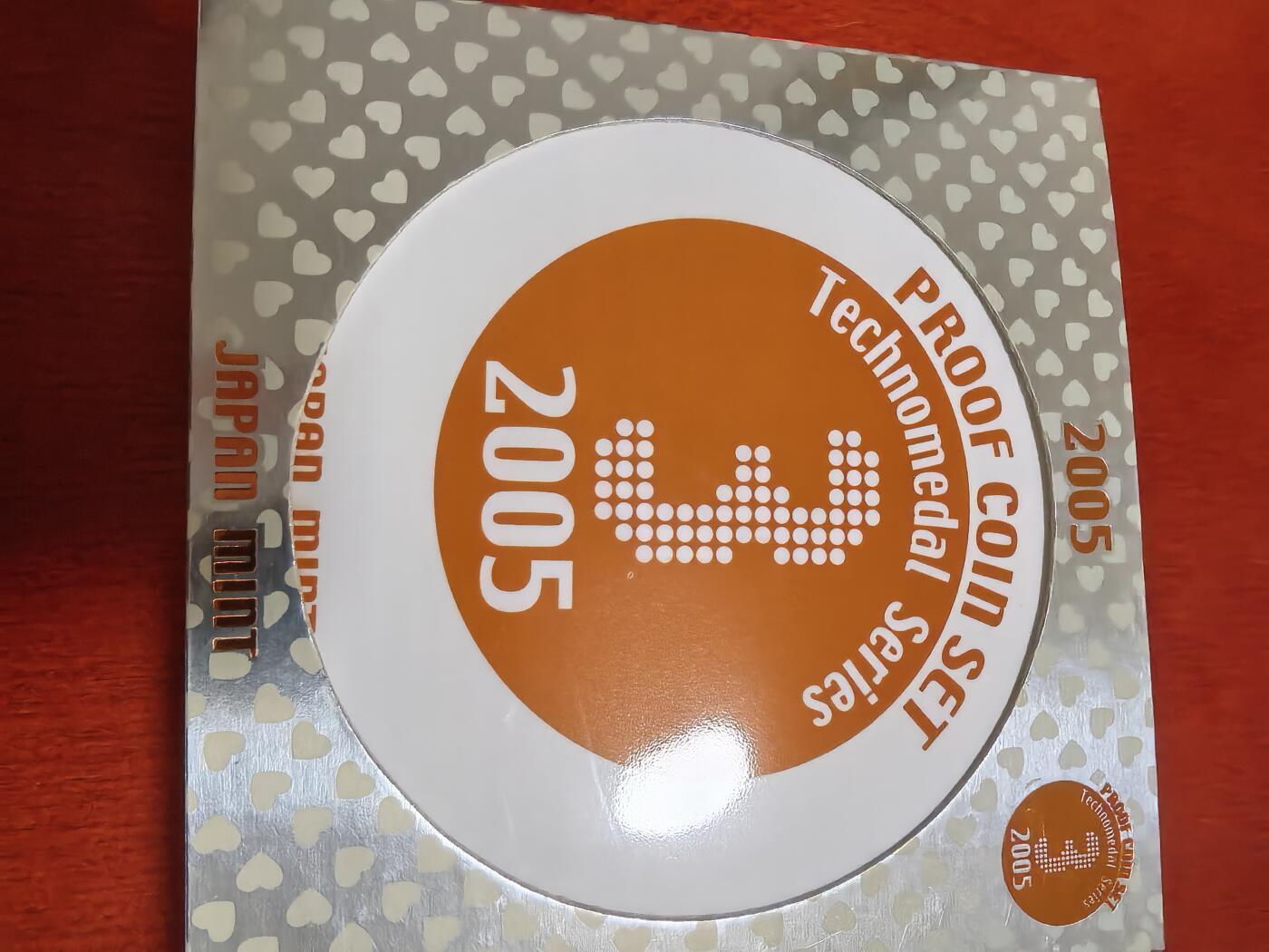 长老汇蛇年精选第六十二场拍卖 2005日本科技系列之三6枚精制币套装小方盒，含银质梅花形镀金银章1枚，难得带外纸盒