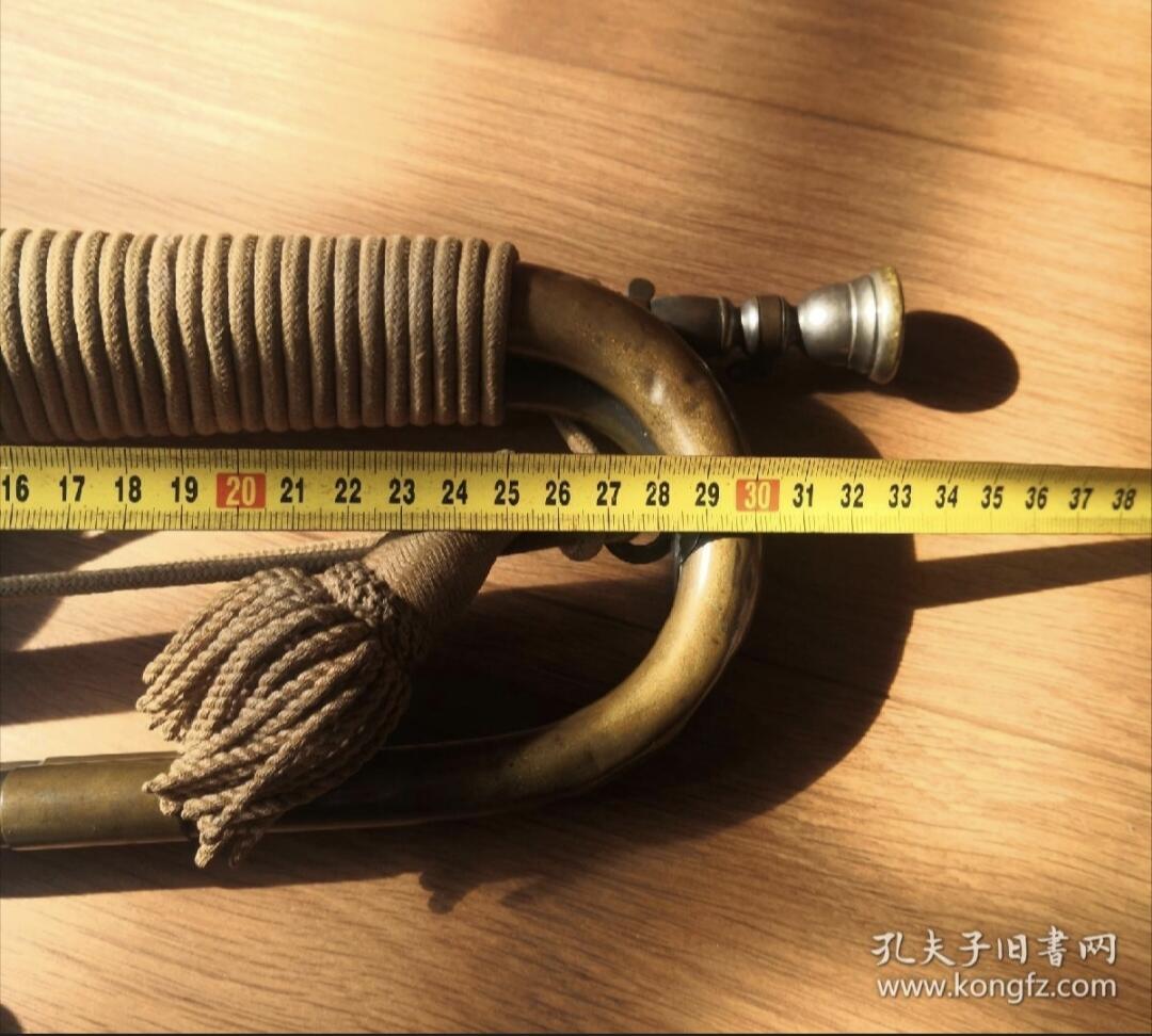 红色经典收藏拍卖专场 民国时期军号 雅马哈前身 黄铜材质 带原装麻绳缠绕 长度35厘米 喇叭口有Nikkan标记 号身有磨损痕迹 
