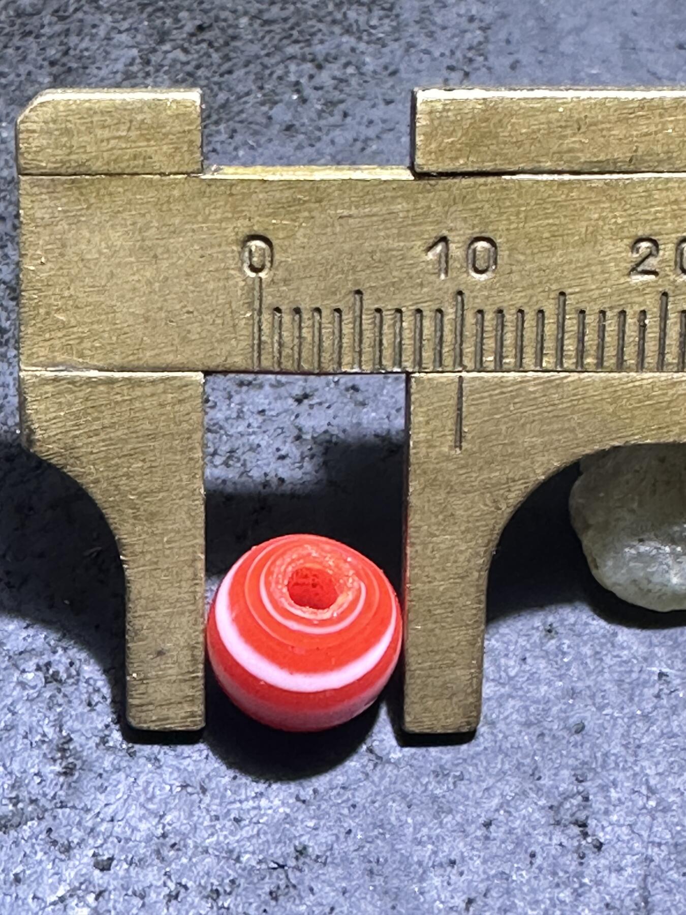 建国前后库存双色搅胎琉璃苹果珠一颗，。