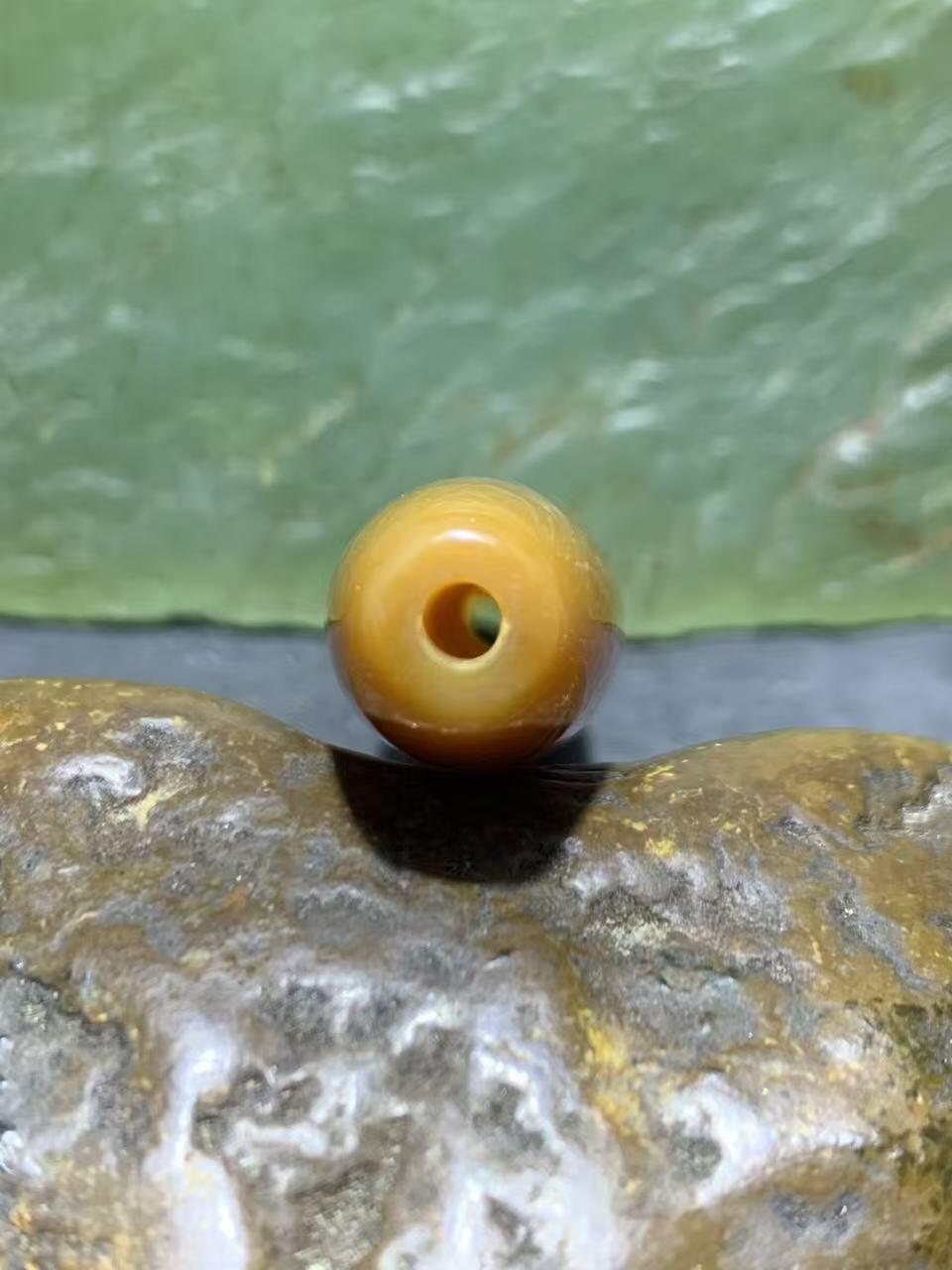 精美高玉化黄白双色缠丝玛瑙桶珠一颗，