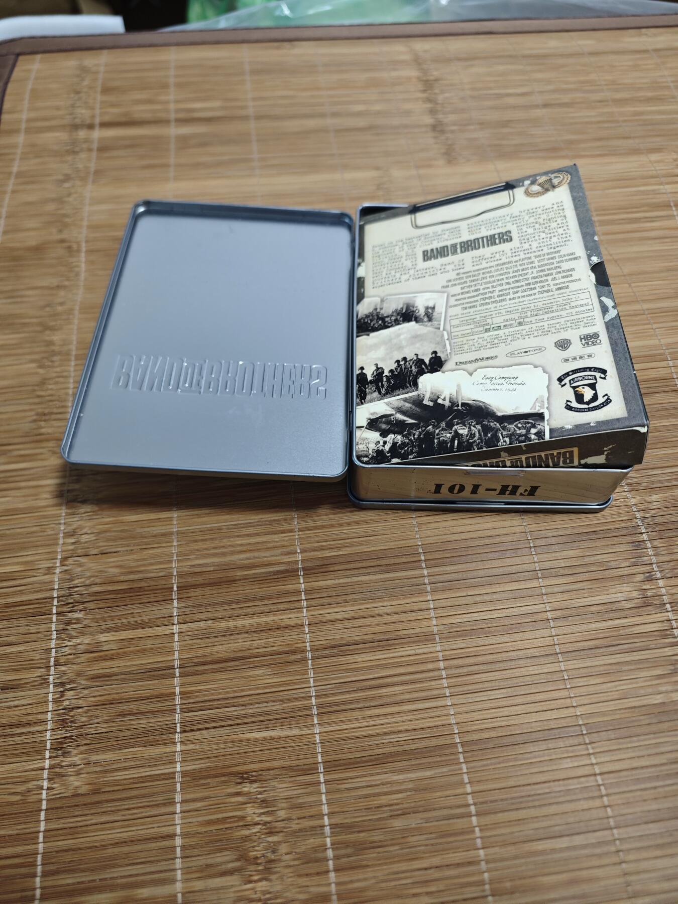 红色经典收藏拍卖专场 DVD 兄弟连 6碟，铁盒包装 铁盒磨损