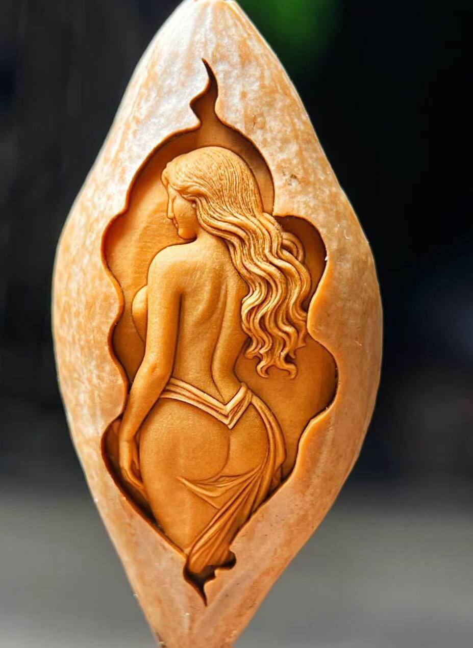 听雨轩（21） 靓女美背核雕 2.0*3.8