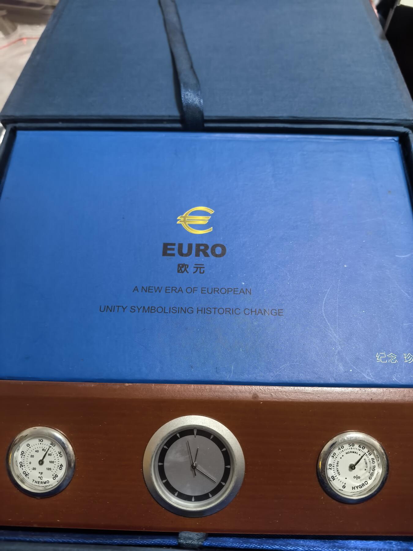 长老汇蛇年精选第六十二场拍卖 西门子欧元礼盒（如图），表是装饰品，不能走动