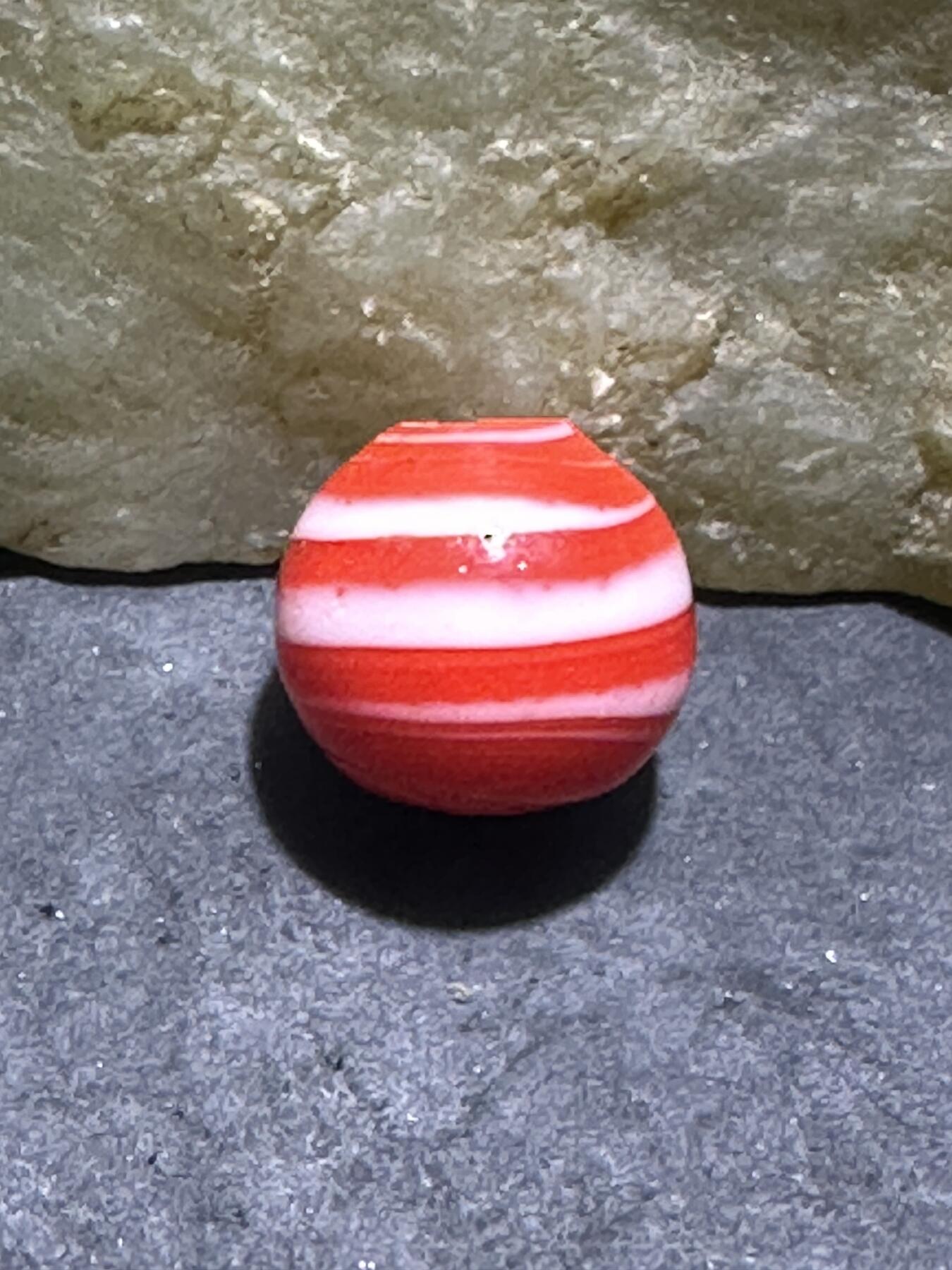 建国前后库存双色搅胎琉璃苹果珠一颗，。