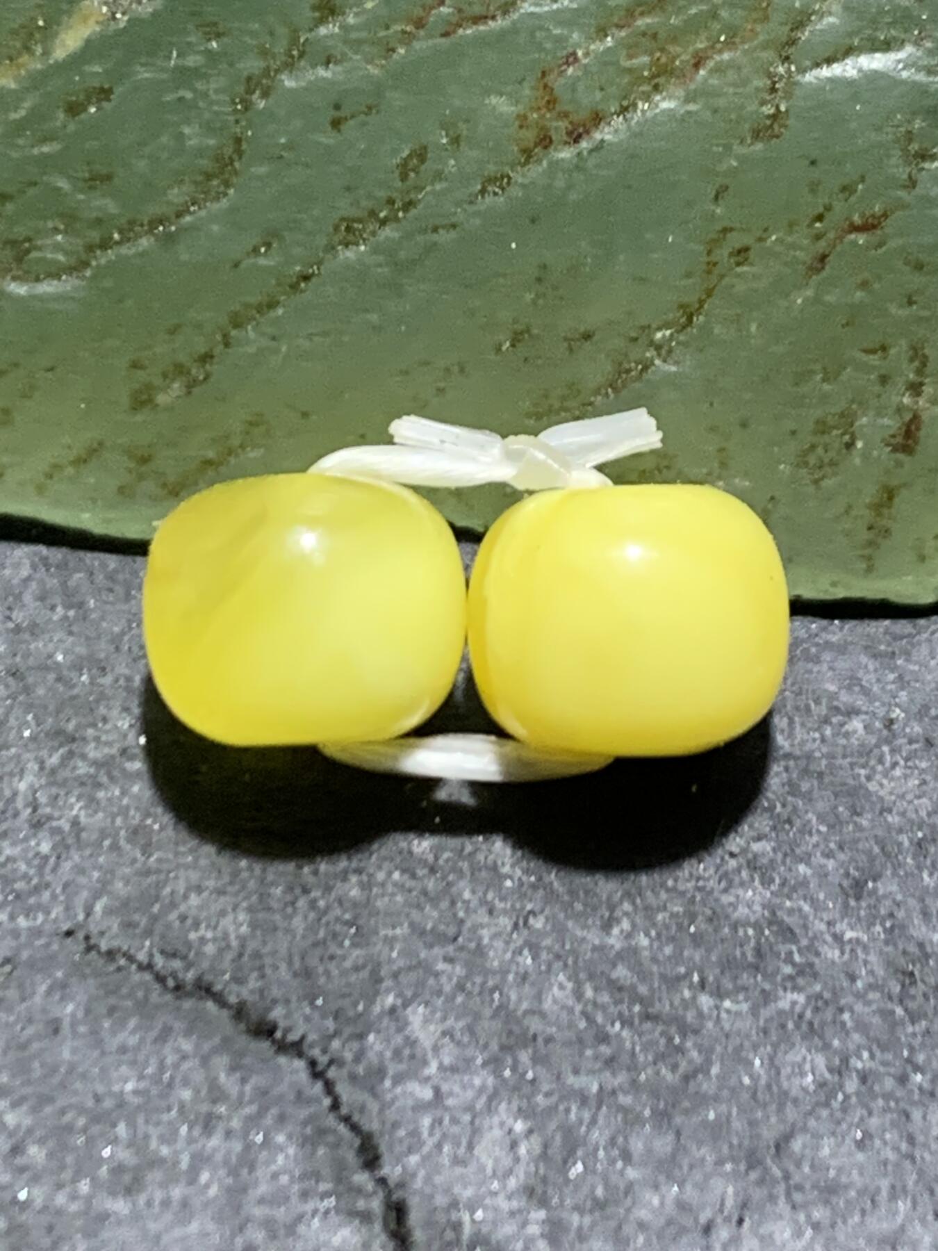 天然俄料原矿蜜蜡小尺寸老形桶珠腰珠两颗，。