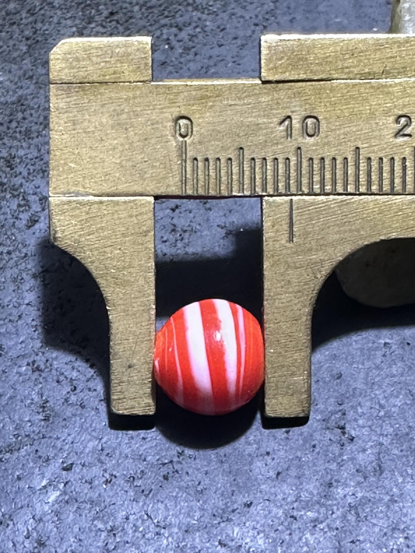 建国前后库存双色搅胎琉璃苹果珠一颗，。