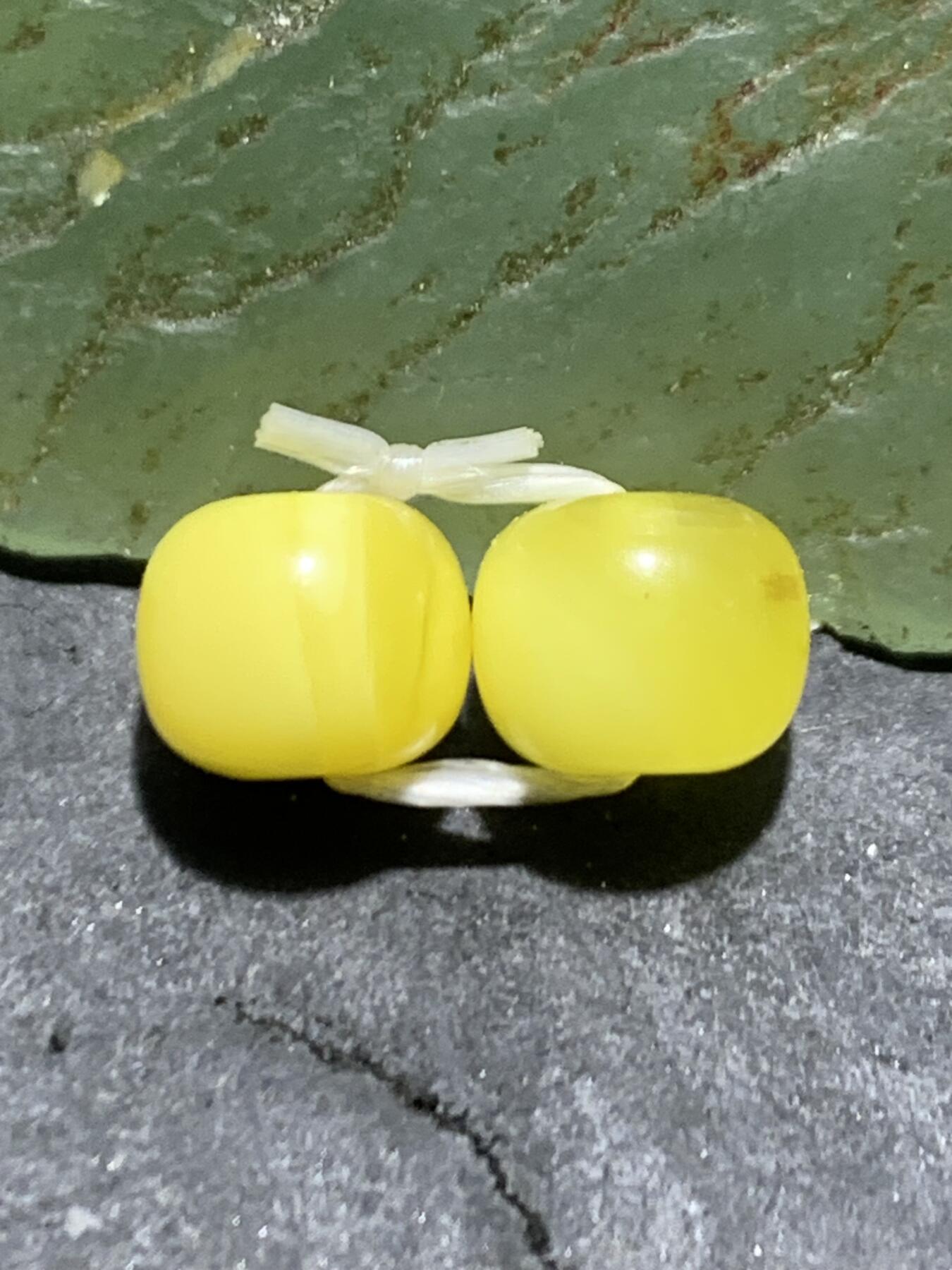 天然俄料原矿蜜蜡小尺寸老形桶珠腰珠两颗，。
