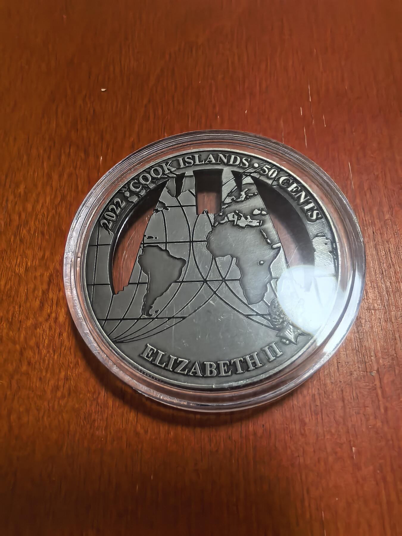 长老汇蛇年精选第六十二场拍卖 2022库克世界地标建筑之巴塞罗那圣家大教堂镂空1/2新西兰元纪念币，铜镍合金，50MM，重量28.5-42克，9999枚