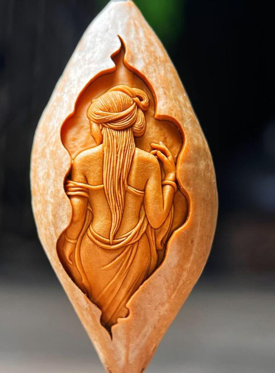 听雨轩（21） 美背核雕 2.0*3.8