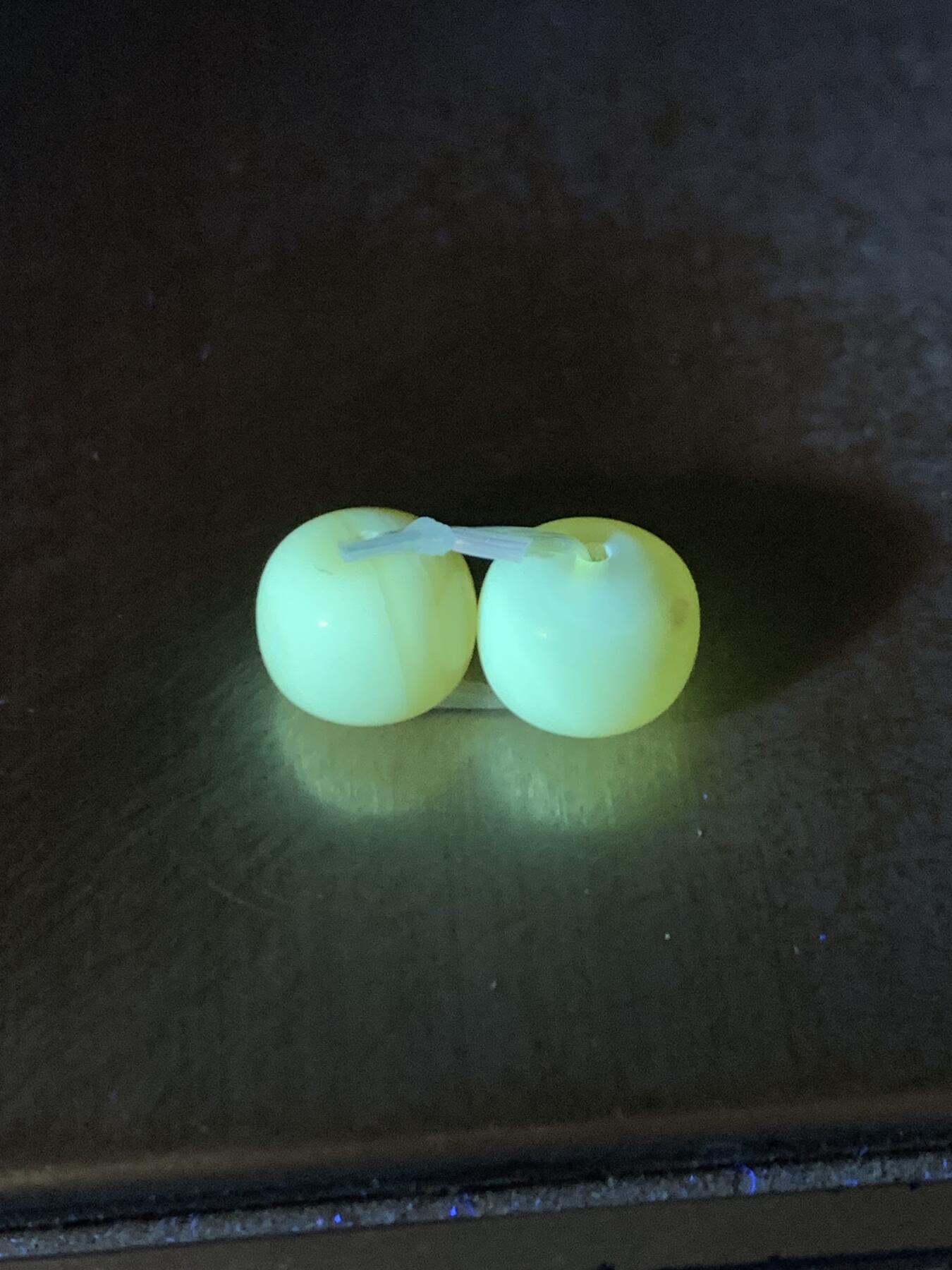 天然俄料原矿蜜蜡小尺寸老形桶珠腰珠两颗，。