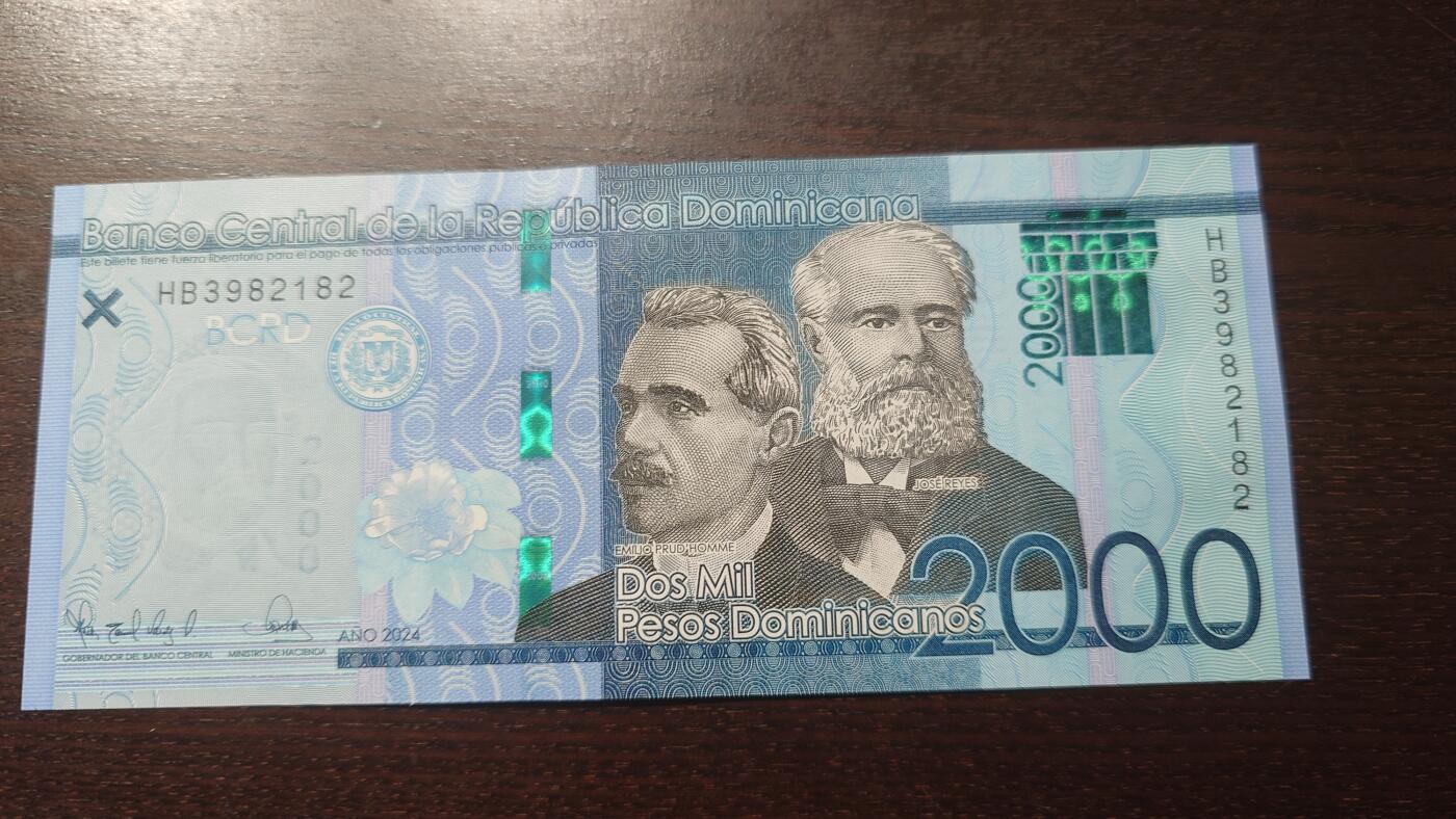 世界钱币～微拍第209期暨2025年第49期  新货（卖剩）专场 2024最新签名多米尼加2000比索 全新绝品无47尾号182
