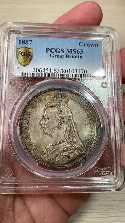 万国钱币拍卖第053期【万国秋季大拍下●周五周六两场连拍】 PCGS MS63 1887年英国维多利亚女皇高冠马剑克朗 英系乌云酱彩包浆 油画顶级质感