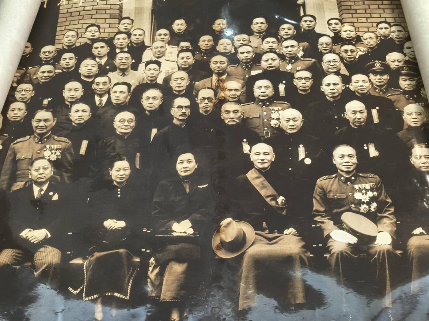 小驴勋章奖章收藏10月18日周六晚6点拍卖（珍爱和平，收藏战争，铭记历史，勿忘国耻，忠党爱国。有偿代拍，送拍规则在简介最后，参拍须阅读规则后再参拍，关系到运费包装发货时效真假辨别等关键信息，店主微信码在最后一拍品） 1948年南京大合影照片，尺寸手量约3.9米X95厘米，相纸背有富士水印，相纸上有些显影液渗出导致的污迹，请各位大佬自行断代，本商品单独使用1米纸筒发货不与其它中标物品一起发