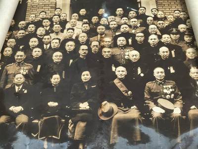 小驴勋章奖章收藏10月18日周六晚6点拍卖（珍爱和平，收藏战争，铭记历史，勿忘国耻，忠党爱国。有偿代拍，送拍规则在简介最后，参拍须阅读规则后再参拍，关系到运费包装发货时效真假辨别等关键信息，店主微信码在最后一拍品） - 1948年南京大合影照片，尺寸手量约3.9米X95厘米，相纸背有富士水印，相纸上有些显影液渗出导致的污迹，请各位大佬自行断代，本商品单独使用1米纸筒发货不与其它中标物品一起发