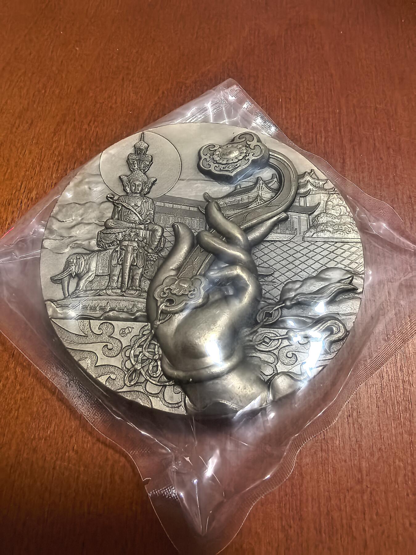 长老汇蛇年精选第六十二场拍卖 2015峨眉山普贤菩萨高浮雕佛手铜章，60MM，沈阳造币厂