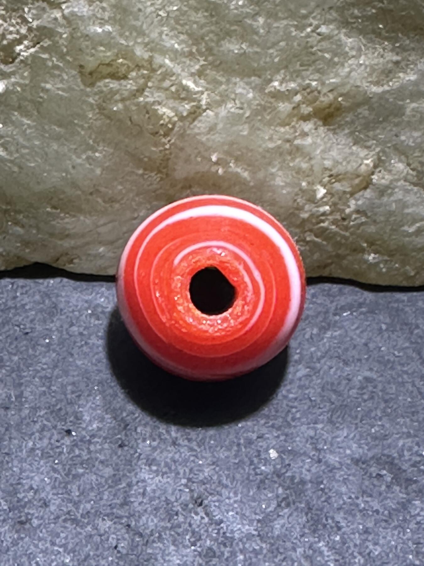 建国前后库存双色搅胎琉璃苹果珠一颗，。