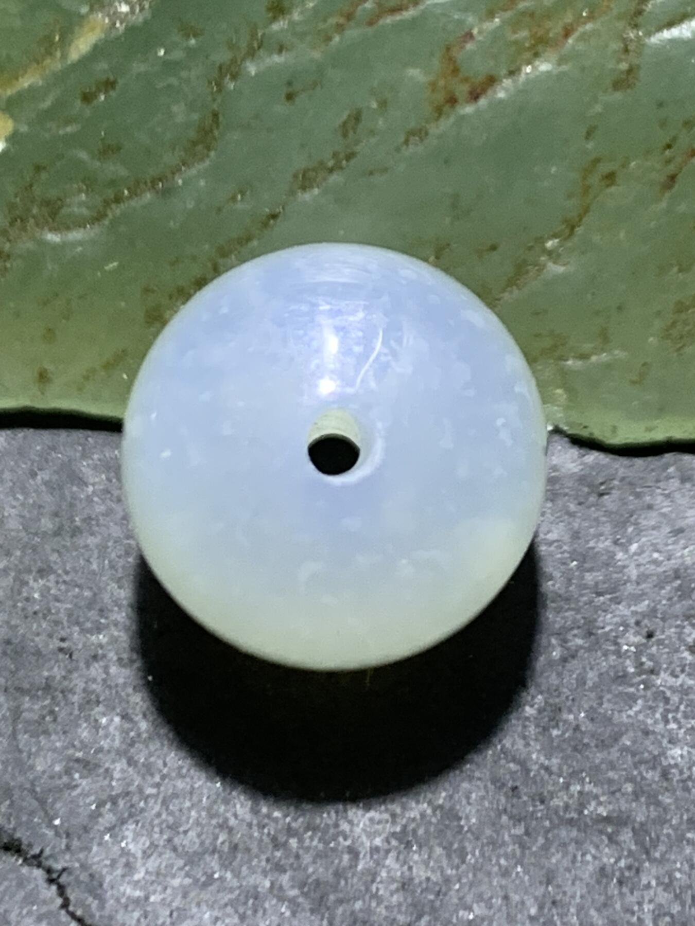 精美高玉化荔枝冻玛瑙老形桶珠一颗，。