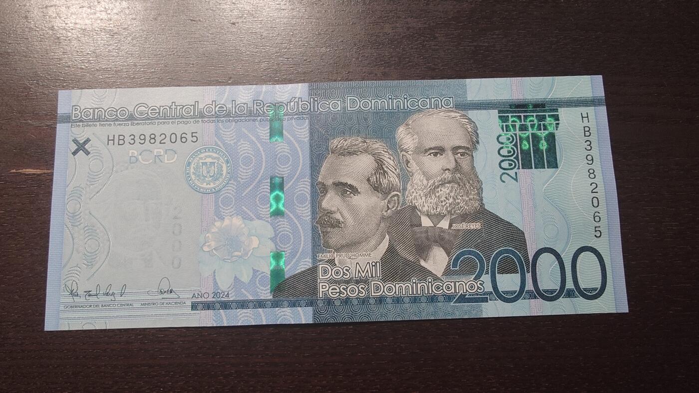 世界钱币～微拍第209期暨2025年第49期  新货（卖剩）专场 2024最新签名多米尼加2000比索 全新绝品无47尾号065