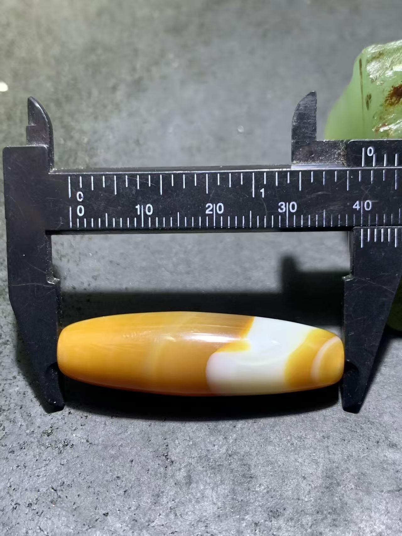 精美高玉化黄白双色缠丝玛瑙桶珠一颗，