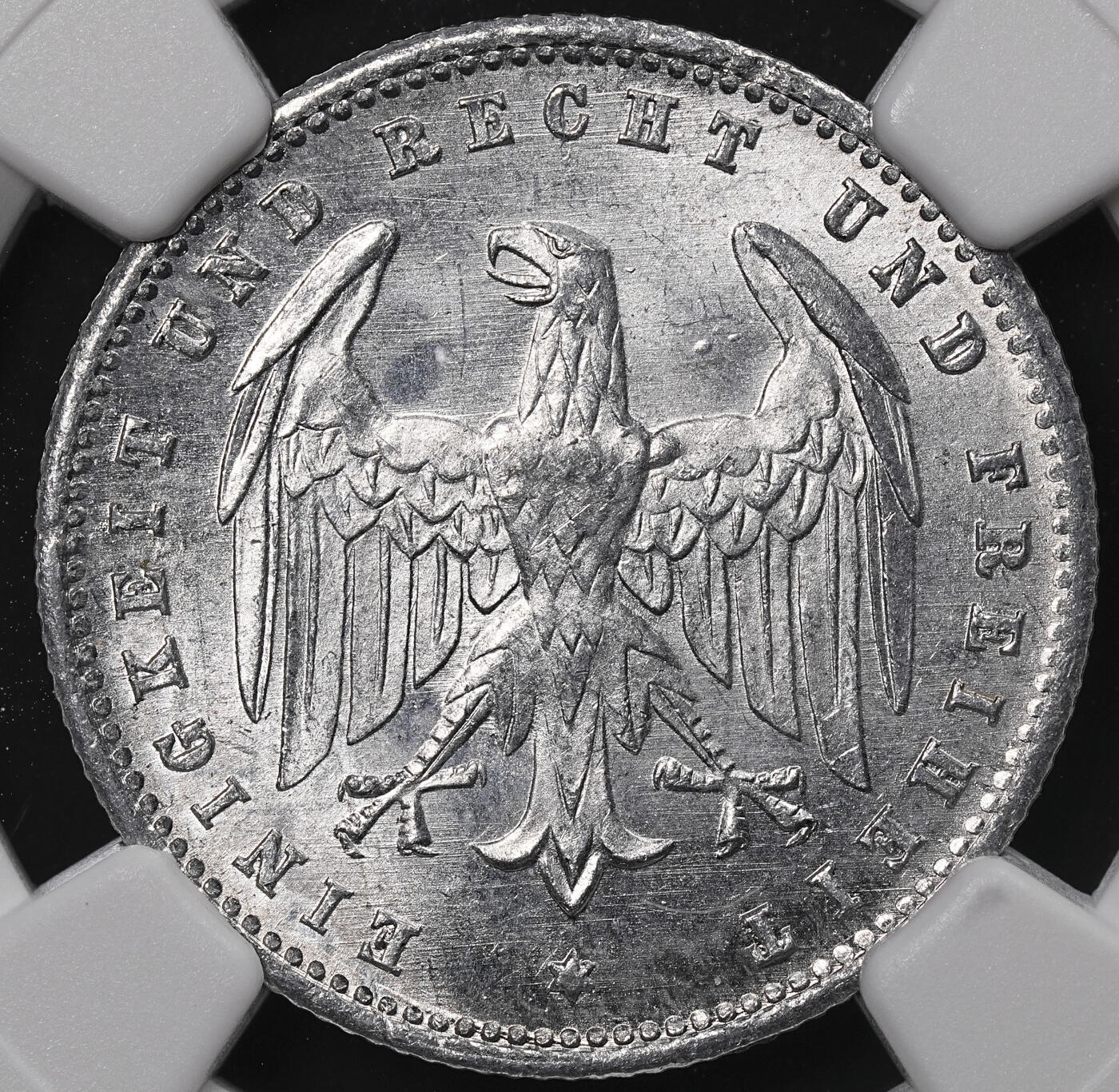 修遠堂世界钱币第八十九期 NGC评级 1923年魏玛政府200，500马克铝币两枚
