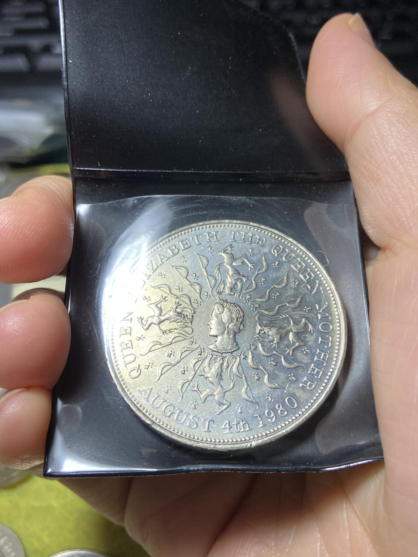 2025年第一百一十二场(总第一百三十八场）外国好品散币(免佣金) 米德兰银行包装–英国🇬🇧1980单年份25便士(伊丽莎白二世女王母亲80寿辰纪念币)
